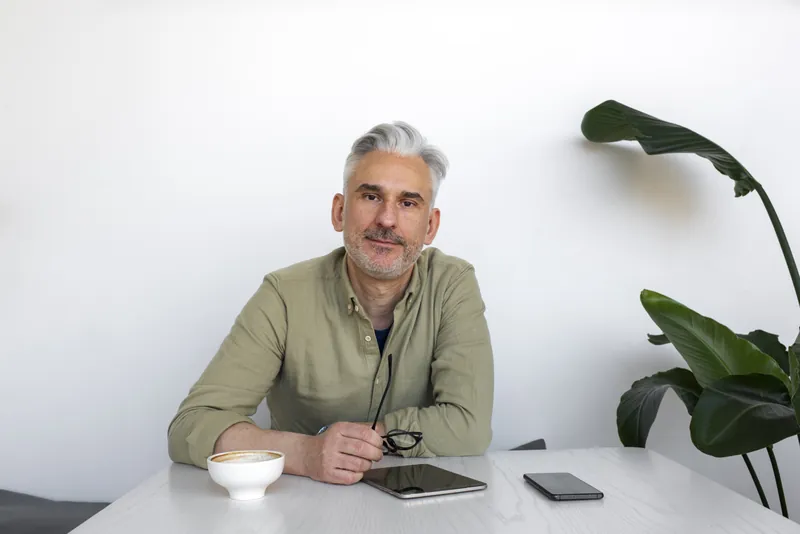 Homme posé au bureau, posture de décideur