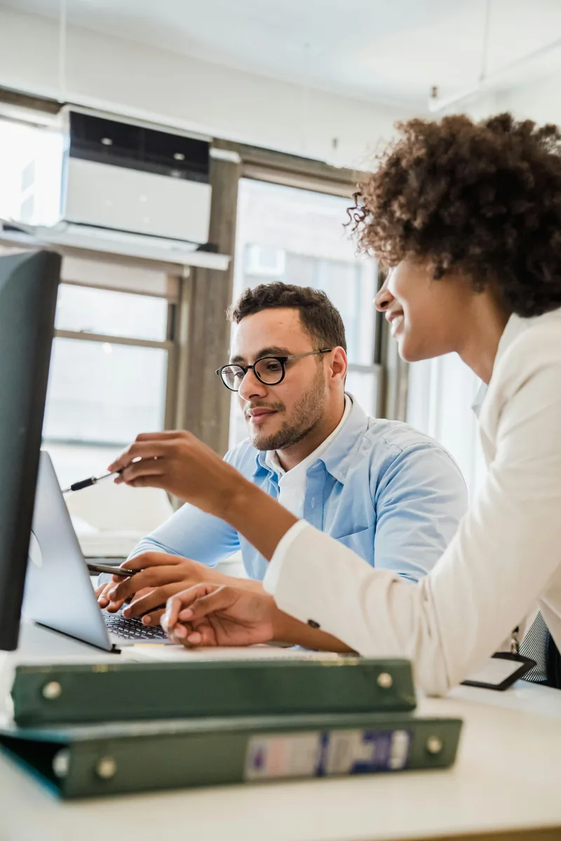 Deux collègues au bureau analysant un test sur un ordinateur portable