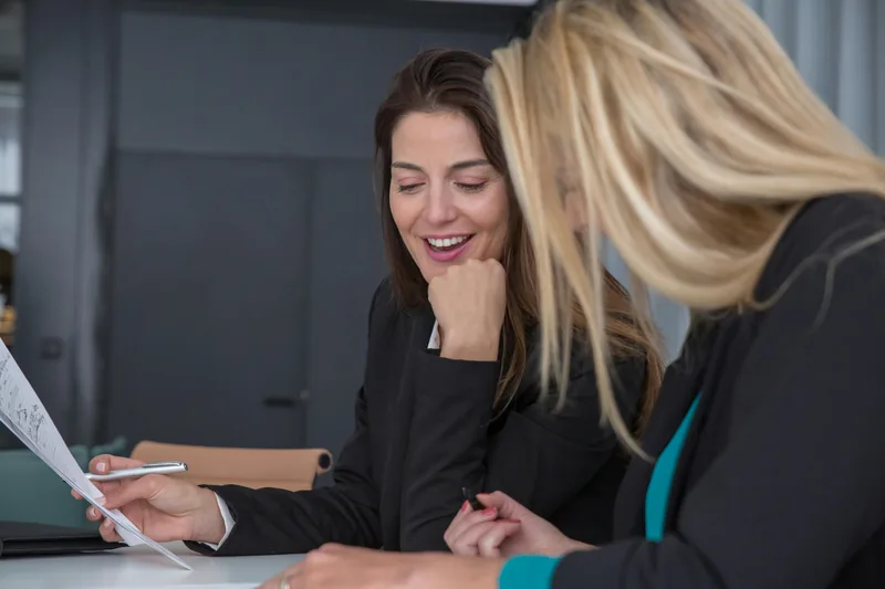 Échanges professionnels autour d'un document