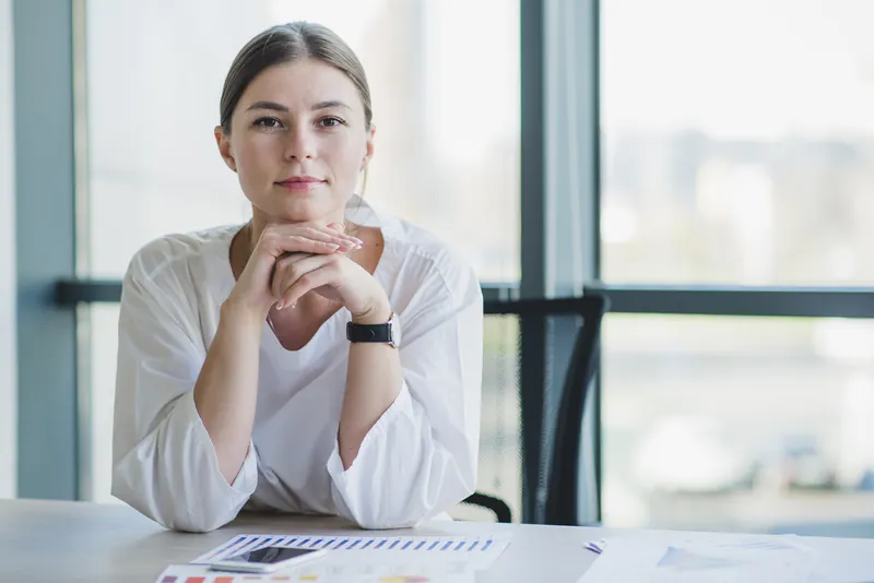 Femme en situation de travail au bureau